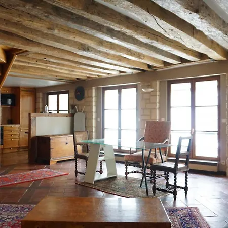 2-room In Heart Of Paris-marais