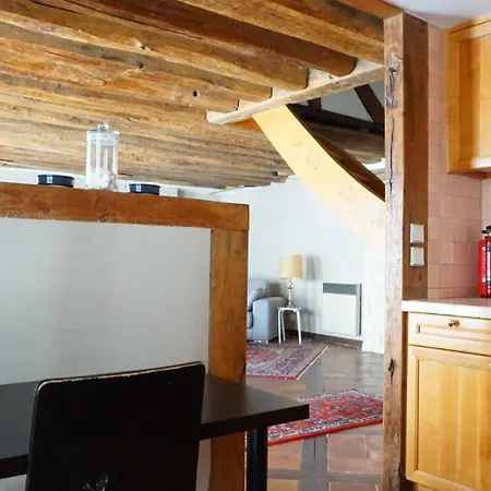 2-room In Heart Of Paris-marais