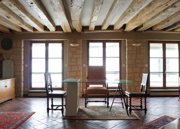 2-room In Heart Of Paris-marais